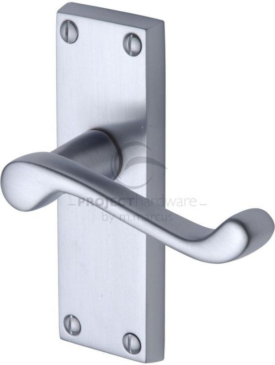VICTORIAN SCROLL LEVER LATCH ON SHORT PLATE SATIN CHROME