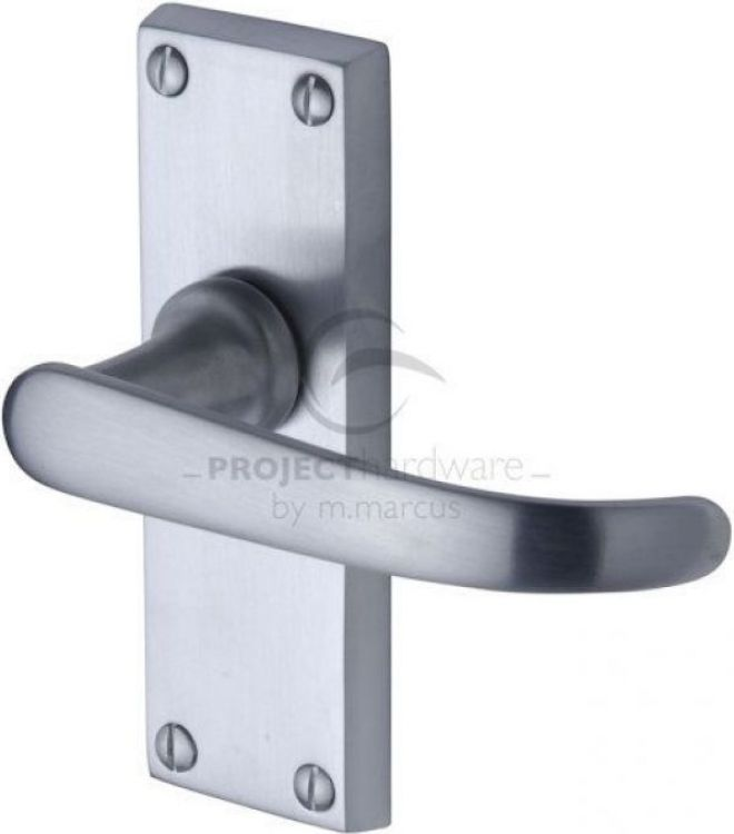 VICTORIAN STRAIGHT LEVER LATCH ON SHORT PLATE SATIN CHROME